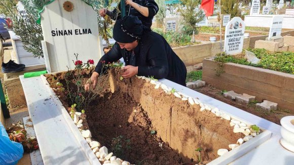 ADANA’DA YAĞIŞTA OĞLUNUN MEZARI ÇÖKEN ANNE GÖZYAŞLARINA BOĞULDU