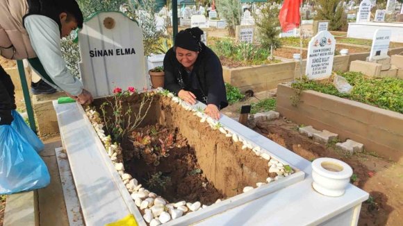ADANA’DA YAĞIŞTA OĞLUNUN MEZARI ÇÖKEN ANNE GÖZYAŞLARINA BOĞULDU
