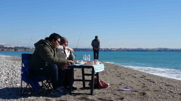 ANTALYA’DA KARLI DAĞLARIN GÖLGESİNDE DENİZ KEYFİ