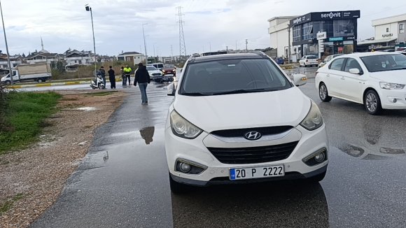 MANAVGAT’TA OTOMOBİLLE ÇARPIŞAN MOTOSİKLETLİ YARALANDI