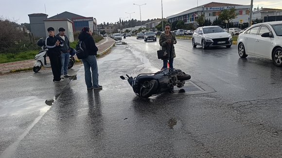 MANAVGAT’TA OTOMOBİLLE ÇARPIŞAN MOTOSİKLETLİ YARALANDI