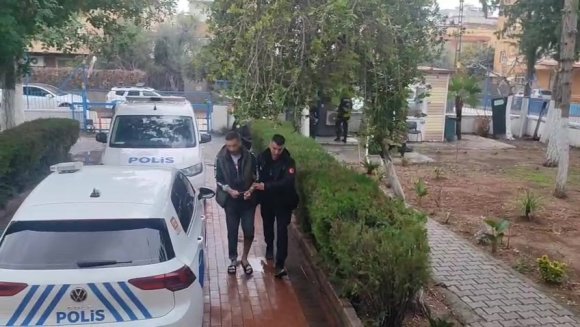 ADANA’DA BİRİ CİNAYETTEN ARANAN 2 FİRARİ HÜKÜMLÜ YAKALANDI