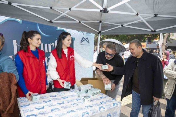 MERSİN’DE BERAT KANDİLİNDE 15 BİN KANDİL SİMİDİ DAĞITILDI