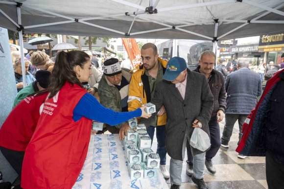 MERSİN’DE BERAT KANDİLİNDE 15 BİN KANDİL SİMİDİ DAĞITILDI