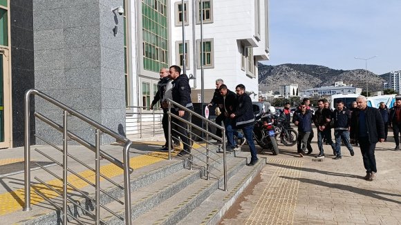 KÖY KUŞATILDI, KATİLLER İLE ONLARA YARDIM EDENLER YAKALANDI: 4 ŞÜPHELİ ADLİYEYE SEVK EDİLDİ