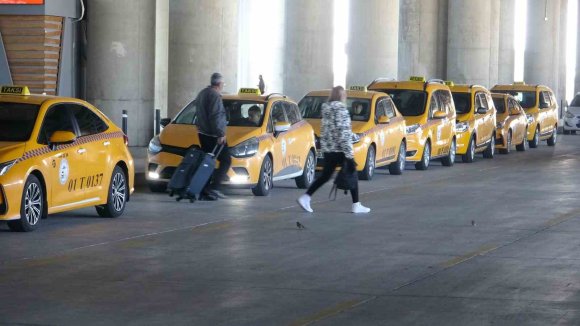 HAVALİMANI TAKSİCİLERİ, KORSANDAN ŞİKAYETÇİ