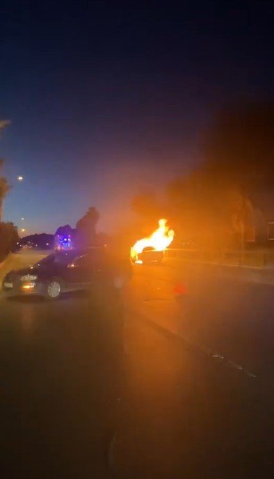 ALANYA’DA ÇARPIŞAN ARABA ALEV TOPUNA DÖNDÜ
