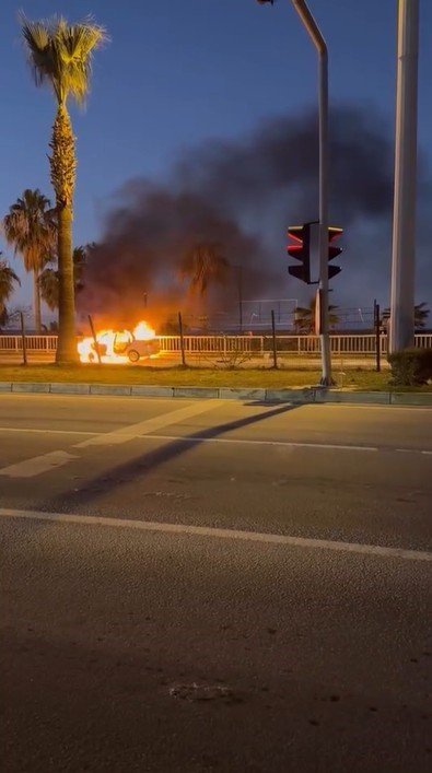 ALANYA’DA ÇARPIŞAN ARABA ALEV TOPUNA DÖNDÜ