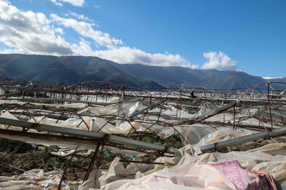 BÜYÜKŞEHİRDEN 121 ÇİFTÇİYE 212 BİN 400 METREKARE SERA NAYLONU DESTEĞİ