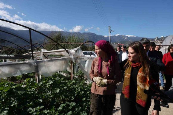 BÜYÜKŞEHİRDEN 121 ÇİFTÇİYE 212 BİN 400 METREKARE SERA NAYLONU DESTEĞİ