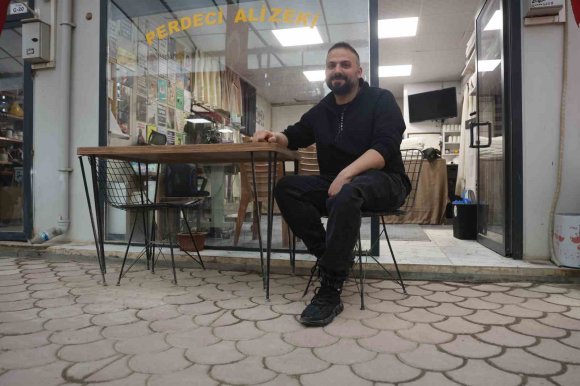 DEPREMDE 55 SAAT ENKAZ ALTINDA KALIP BİR BACAĞINI KAYBEDEN PERDECİ ALİ, PROTEZ BACAĞIYLA KENDİ AYAKLARI ÜZERİNDE DURMAYI BAŞARDI