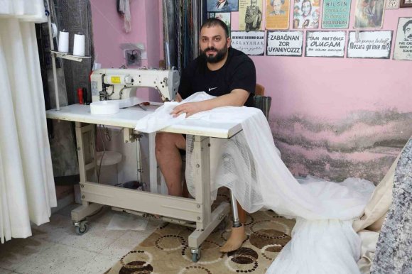 DEPREMDE 55 SAAT ENKAZ ALTINDA KALIP BİR BACAĞINI KAYBEDEN PERDECİ ALİ, PROTEZ BACAĞIYLA KENDİ AYAKLARI ÜZERİNDE DURMAYI BAŞARDI