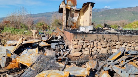 YANAN EVDEN TABANCASINI ALMAK İSTERKEN ALEVLER İÇİNDE KALAN EMEKLİ POLİS HAYAT MÜCADELESİNİ KAYBETTİ