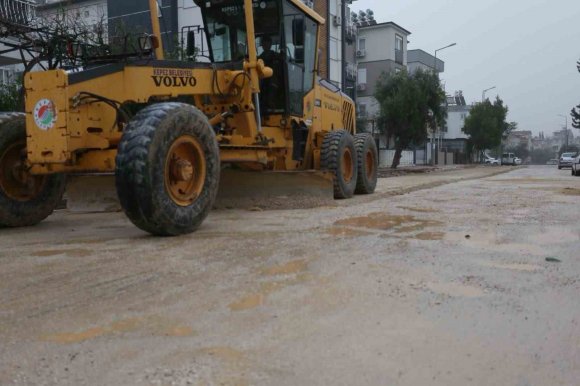 KEPEZ’DE YAĞIŞ SONRASI BOZULAN YOLLARA MÜDAHALE