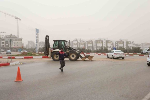 KEPEZ’DE YAĞIŞ SONRASI BOZULAN YOLLARA MÜDAHALE