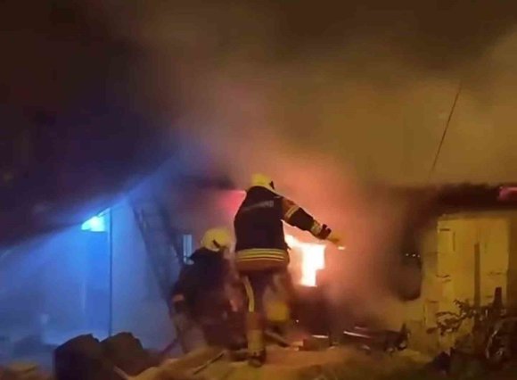 MERSİN’DE BİR EVİN AMBARINDA ÇIKAN YANGIN KORKUTTU