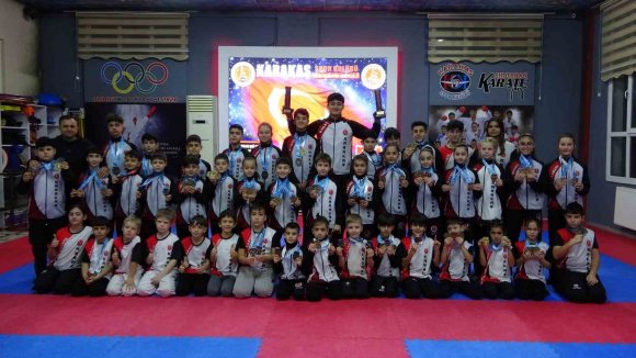 ESKİ BOKSÖR BABANIN MİNİK SPORCU ÇOCUKLARI KARATEDE TÜRKİYE ZİRVESİNE ÇIKTI