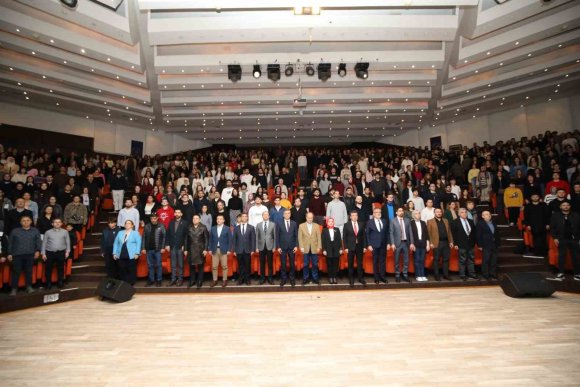 TÜRKİYE’NİN İLK ASTRONOTU ALPER GEZERAVCI: "AY’A GİTMEK ÜZERE İKİNCİ GÖREVİN EŞİĞİNE GELMİŞTİK, MART AYINA ÖTELENDİ ŞU ANDA"