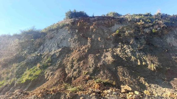 MANAVGAT’TA YOL GÜVENLİĞİNİ TEHDİT EDEN DEV KAYA PARÇALANIP KALDIRILDI