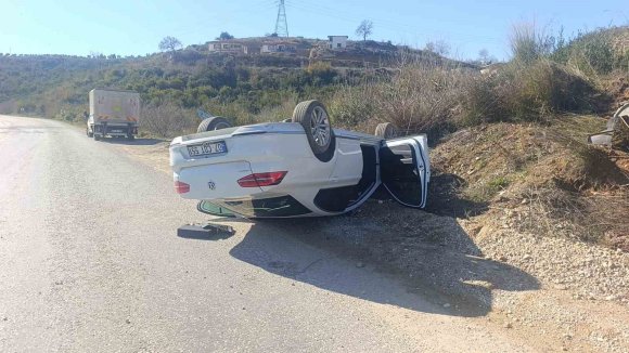 TERS DÖNEN OTOMOBİLİN SÜRÜCÜSÜ YARALANDI