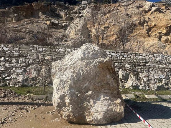 AFAD’DAN EĞİRDİR’DE KAYA DÜŞMESİ SONRASI HEYELAN İNCELEMESİ