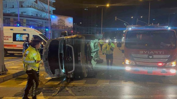 HASTA TAŞIYAN AMBULANSLA OTOMOBİL ÇARPIŞTI: 4 YARALI