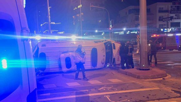HASTA TAŞIYAN AMBULANSLA OTOMOBİL ÇARPIŞTI: 4 YARALI