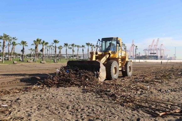 AKDENİZ BELEDİYESİNDEN SEL SONRASI YOĞUN ÇALIŞMA
