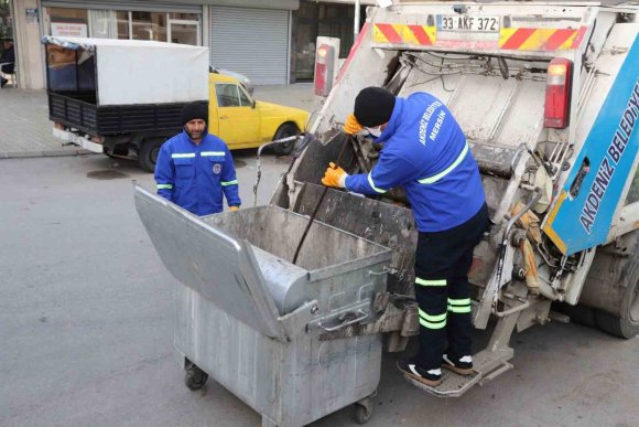 AKDENİZ BELEDİYESİNDEN KONTEYNERLERE KAPSAMLI TEMİZLİK ÇALIŞMASI