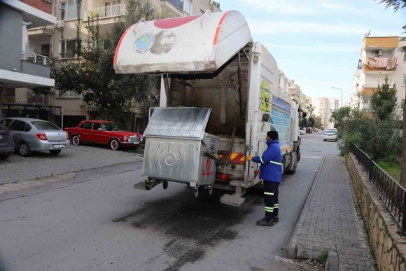AKDENİZ BELEDİYESİNDEN KONTEYNERLERE KAPSAMLI TEMİZLİK ÇALIŞMASI