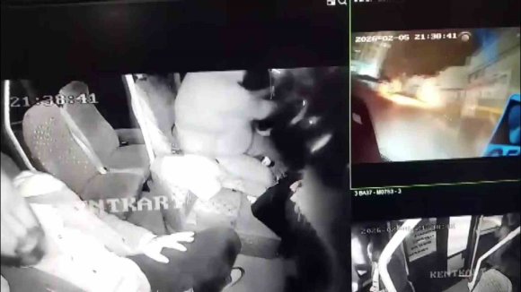 YOLCU MİNİBÜSÜ İLE OTOMOBİL KAFA KAFAYA ÇARPIŞTI: O ANLAR KAMERADA