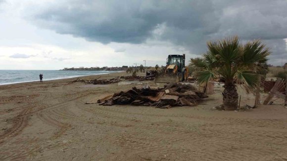 SİDE BÜYÜK PLAJDA GÜNÜBİRLİK 15 İŞLETME YIKILDI
