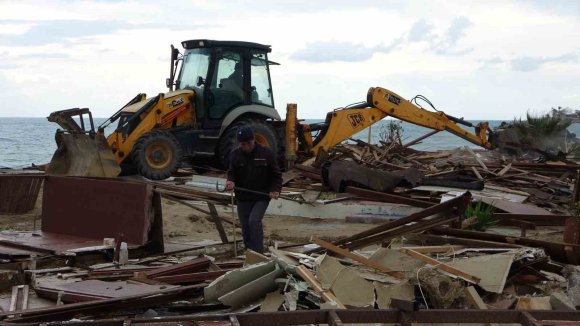 SİDE BÜYÜK PLAJDA GÜNÜBİRLİK 15 İŞLETME YIKILDI