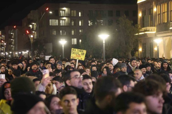 ASRIN FELAKETİNİN 3’ÜNCİ YIL DÖNÜMÜNDE HATAY’DA BİNLERCE KİŞİ SESSİZ YÜRÜYÜŞ GERÇEKLEŞTİRDİ