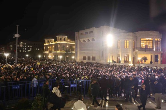 ASRIN FELAKETİNİN 3’ÜNCİ YIL DÖNÜMÜNDE HATAY’DA BİNLERCE KİŞİ SESSİZ YÜRÜYÜŞ GERÇEKLEŞTİRDİ