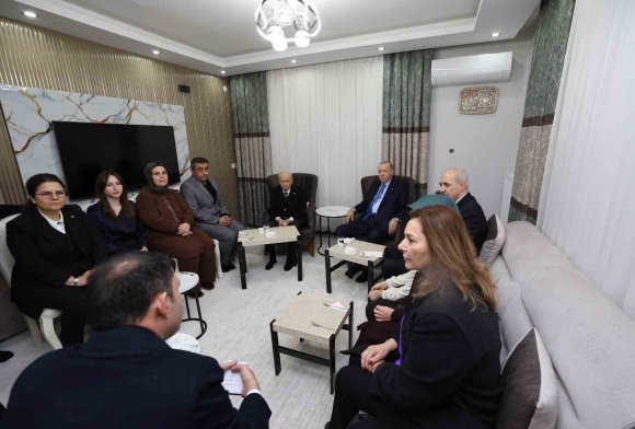 CUMHURBAŞKANI ERDOĞAN VE DEVLET BAHÇELİ’DEN DEPREMZEDE AİLEYE ZİYARET
