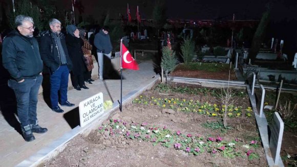 DEPREMDE TÜM AİLESİNİ KAYBEDEN BABA, 04.17’DE MEZAR BAŞINDA GÖZYAŞLARINA BOĞULDU