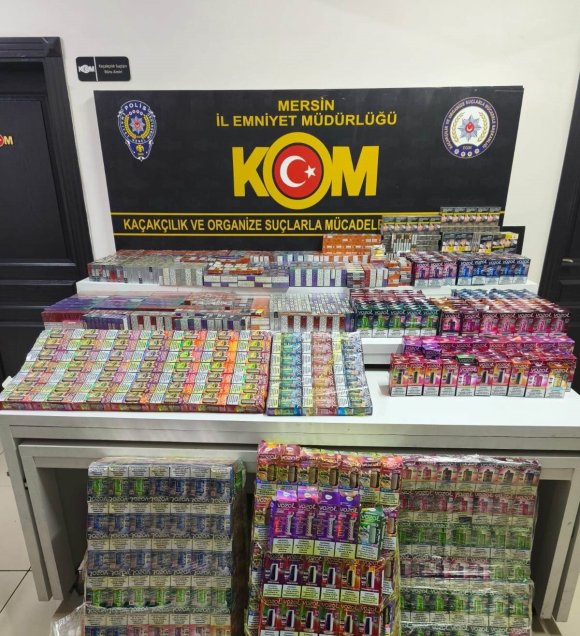 KÖMÜR YÜKLÜ TIRIN DORSESİNDEN BİNLERCE KAÇAK ÜRÜN ÇIKTI