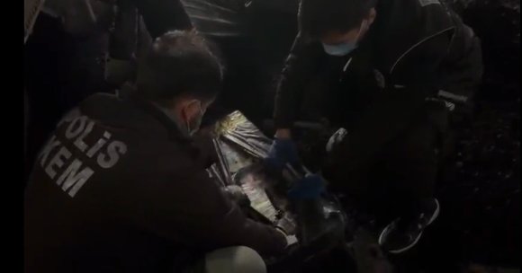 KÖMÜR YÜKLÜ TIRIN DORSESİNDEN BİNLERCE KAÇAK ÜRÜN ÇIKTI