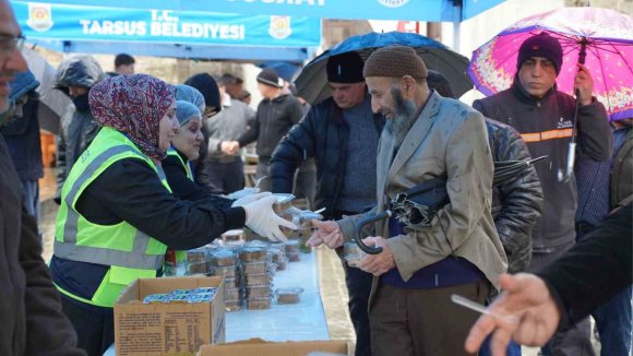 TARSUS’TA 6 ŞUBAT DEPREMLERİNİN YIL DÖNÜMÜNDE HELVA İKRAMI YAPILDI