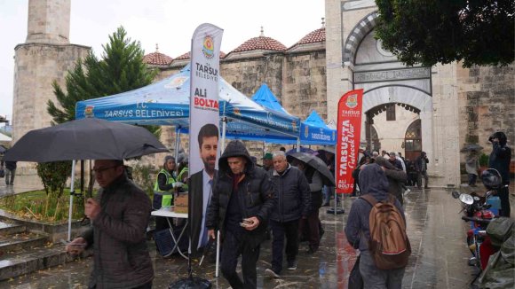TARSUS’TA 6 ŞUBAT DEPREMLERİNİN YIL DÖNÜMÜNDE HELVA İKRAMI YAPILDI