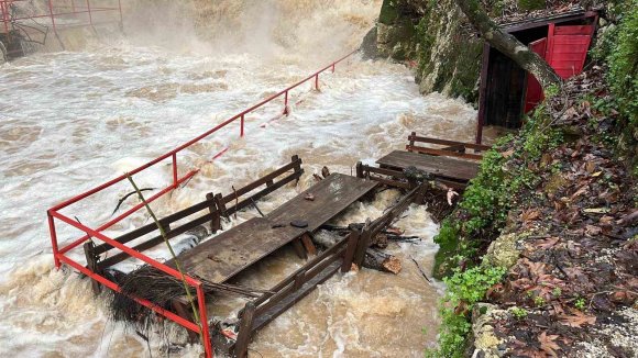 ALANYA’DA ÇAY TAŞTI: İŞLETMELERE AİT ÇARDAKLAR SULAR ALTINDA KALDI