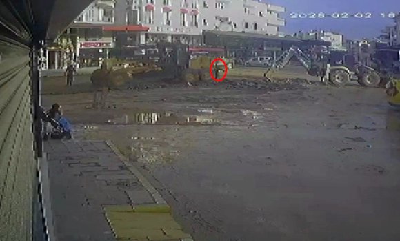 ANTALYA’DA İŞ MAKİNESİNİN BELEDİYE ÇALIŞANINA ÇARPMA ANI KAMERADA