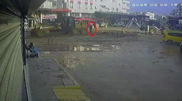 ANTALYA’DA İŞ MAKİNESİNİN BELEDİYE ÇALIŞANINA ÇARPMA ANI KAMERADA