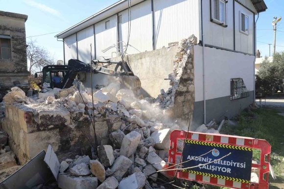 METRUK YAPI KONTROLLÜ ŞEKİLDE YIKILDI