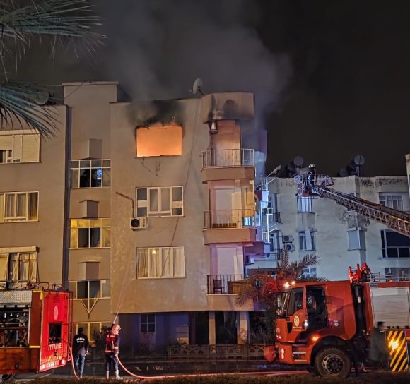 MERSİN’DE EV ALEV ALEV YANDI