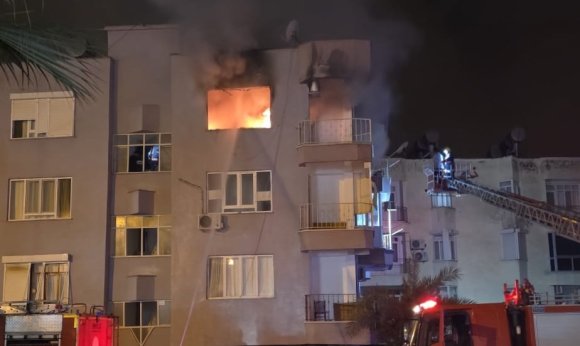 MERSİN’DE EV ALEV ALEV YANDI