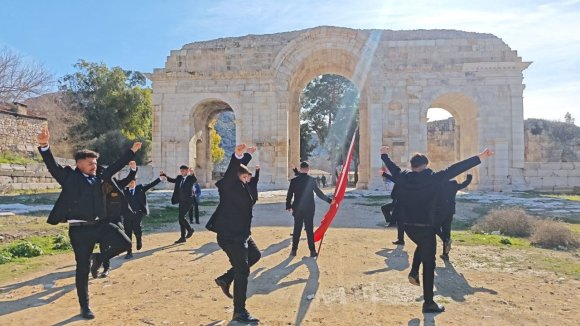 ÖĞRENCİLER ANVARZA’DA ZEYBEK OYNADI