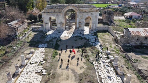 ÖĞRENCİLER ANVARZA’DA ZEYBEK OYNADI