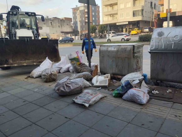 AKDENİZ’DE ÇÖP TAKSİLERLE ANİ BİRİKEN ATIKLARA HIZLI ÇÖZÜM